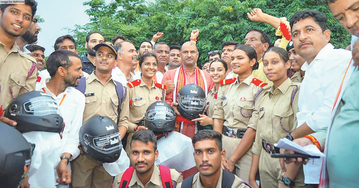 In a historic event, 18,000 bikers get helmets in Chittor